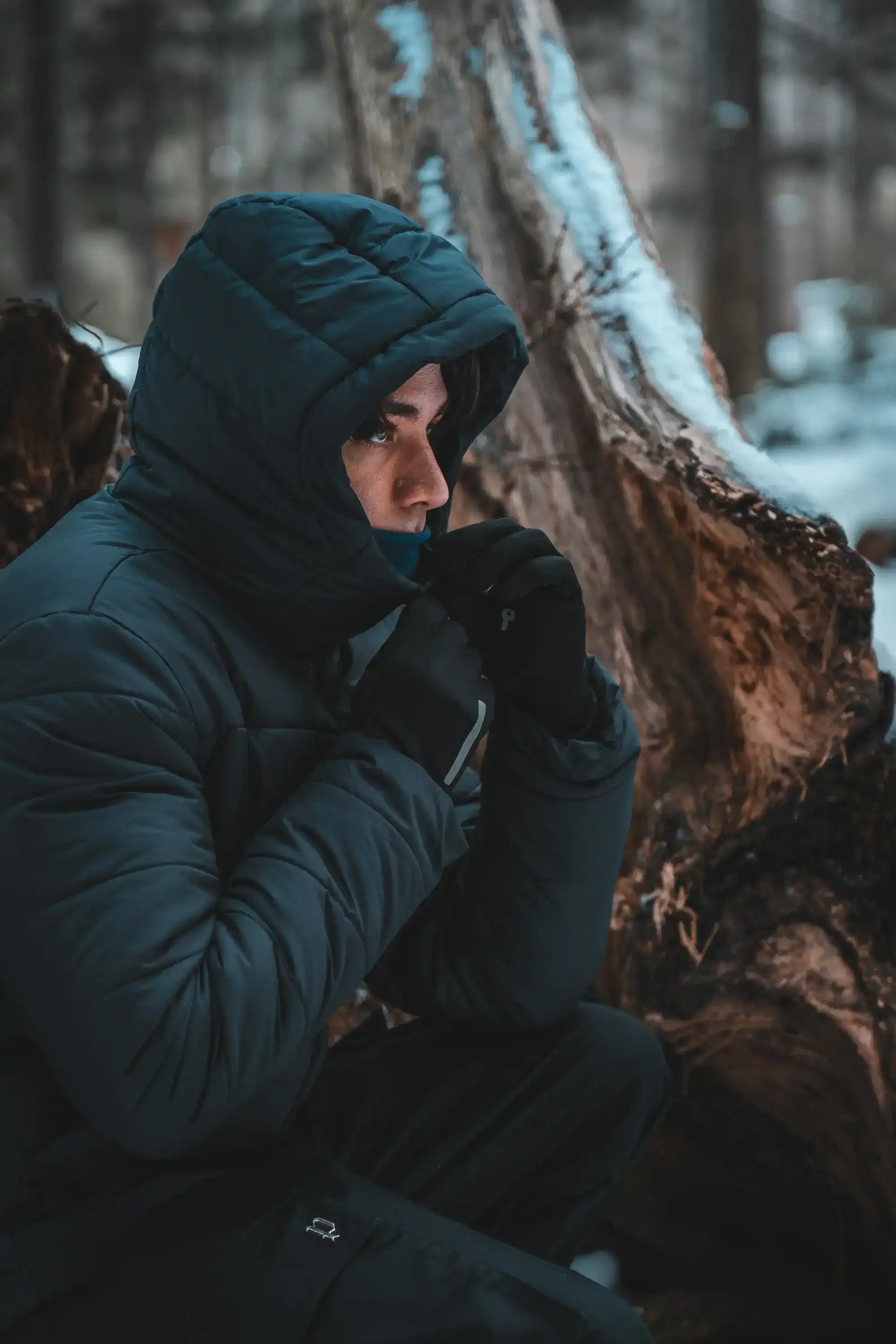 Mann mit Winterjacke von der Seite