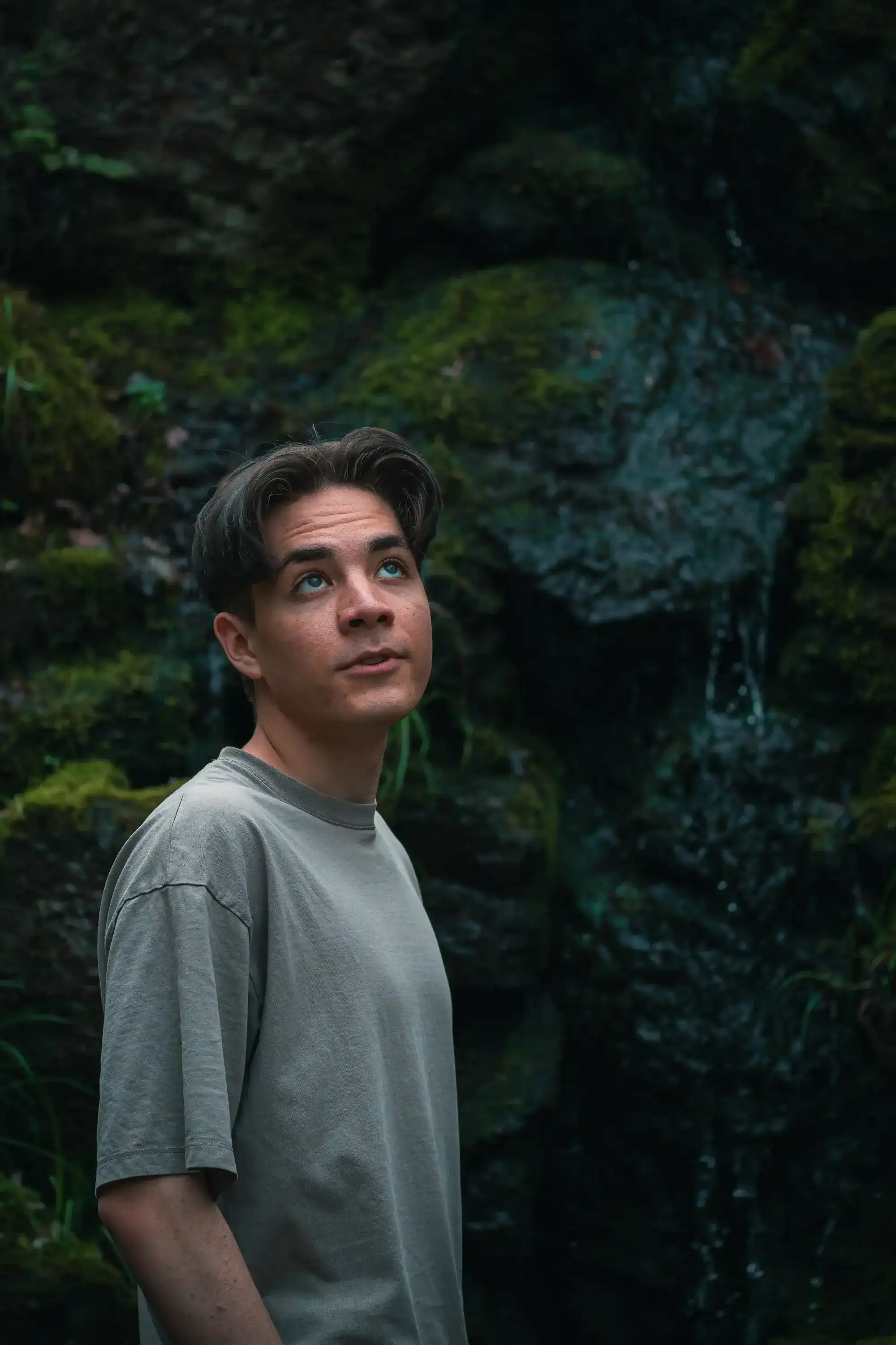 Mann zwischen Felsen