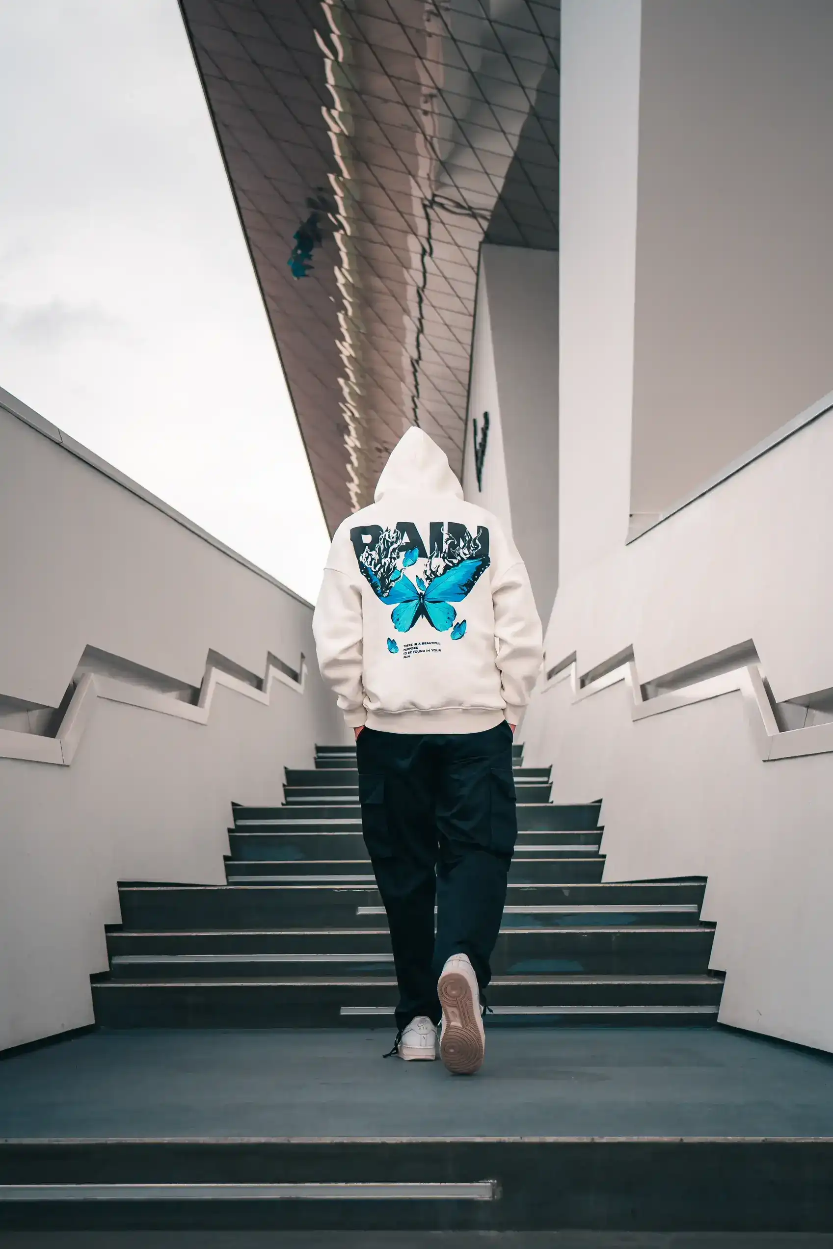 Mann läuft Treppe hoch