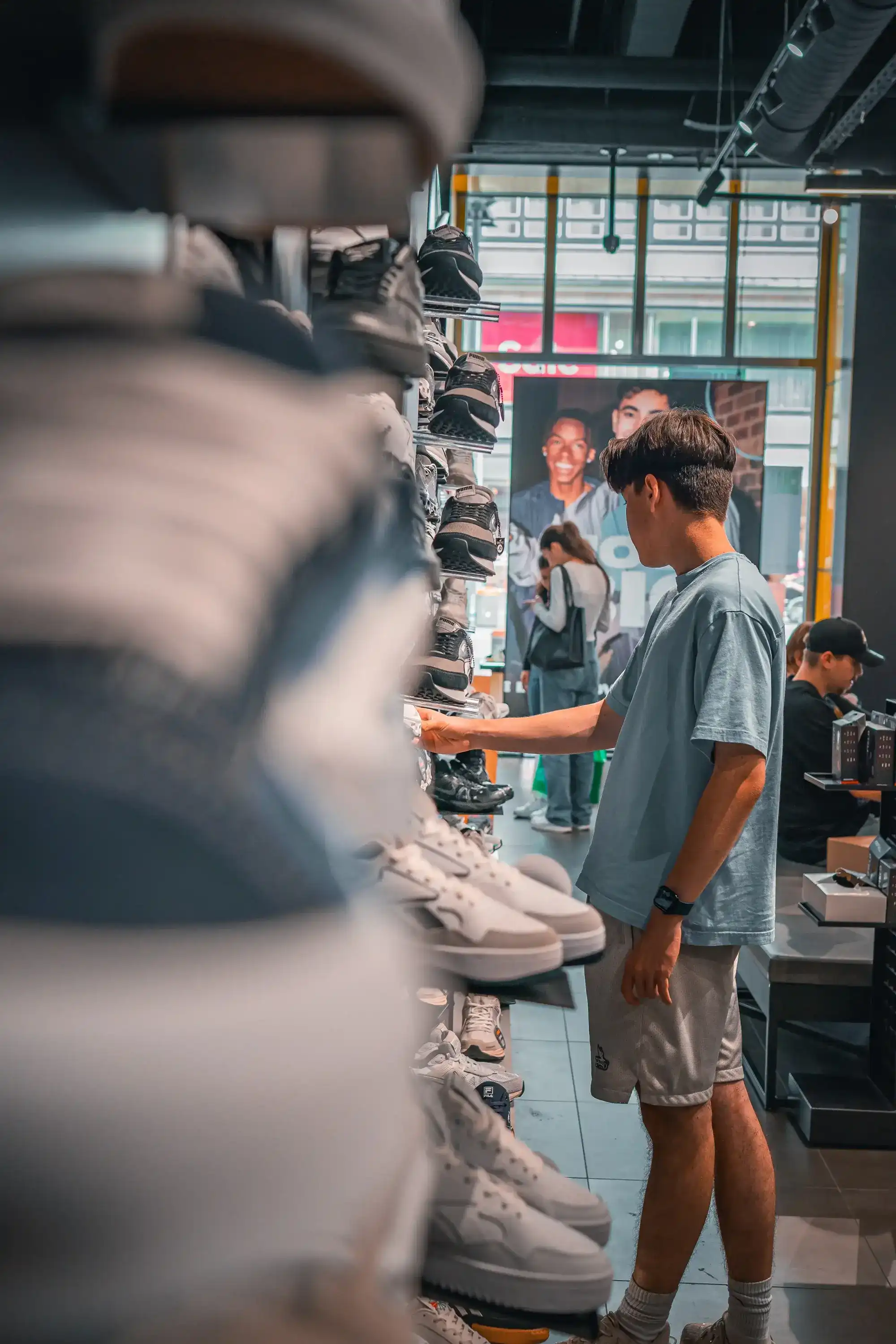 Mann im Schuhladen