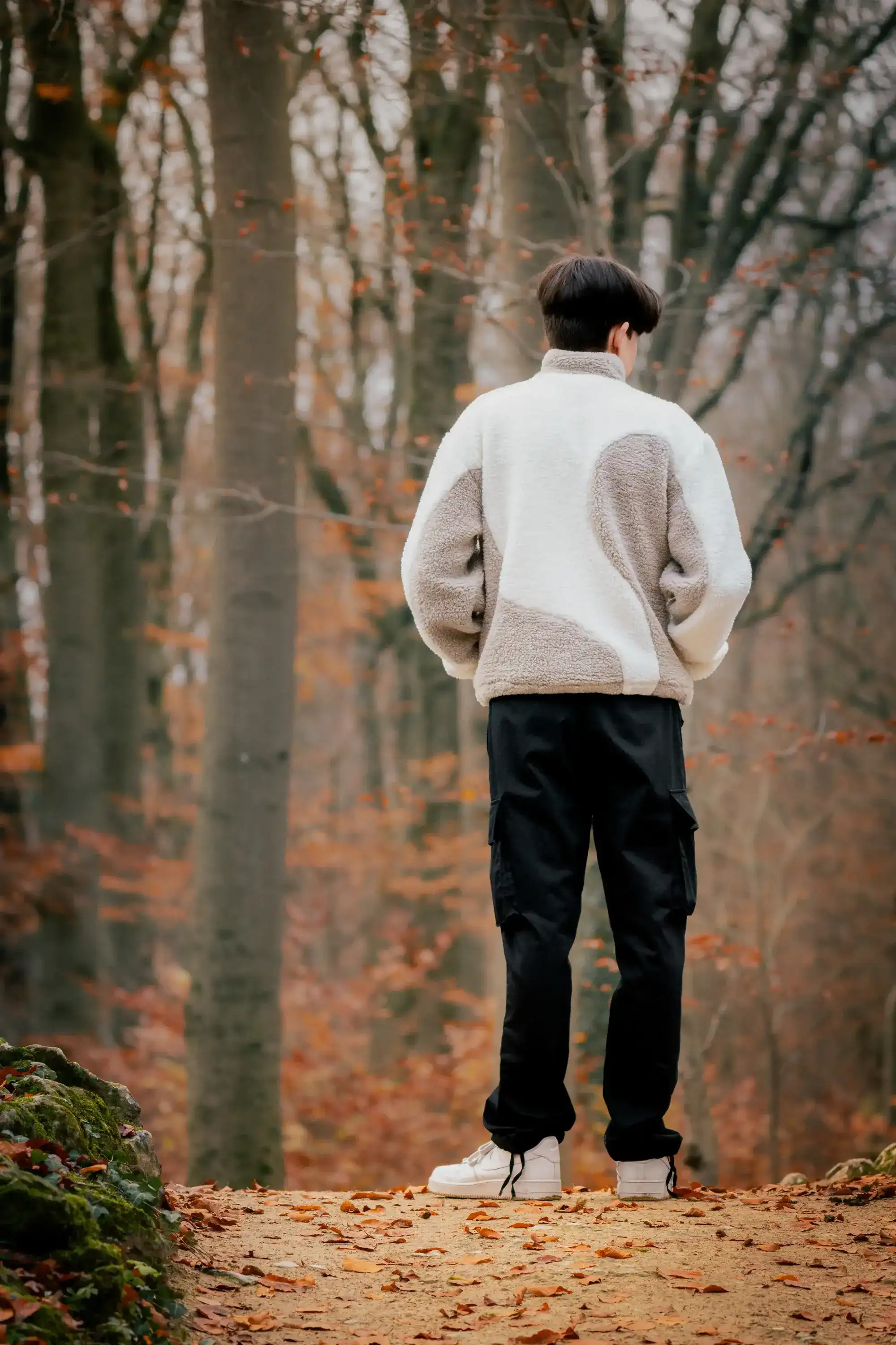 Mann im Herbst von hinten