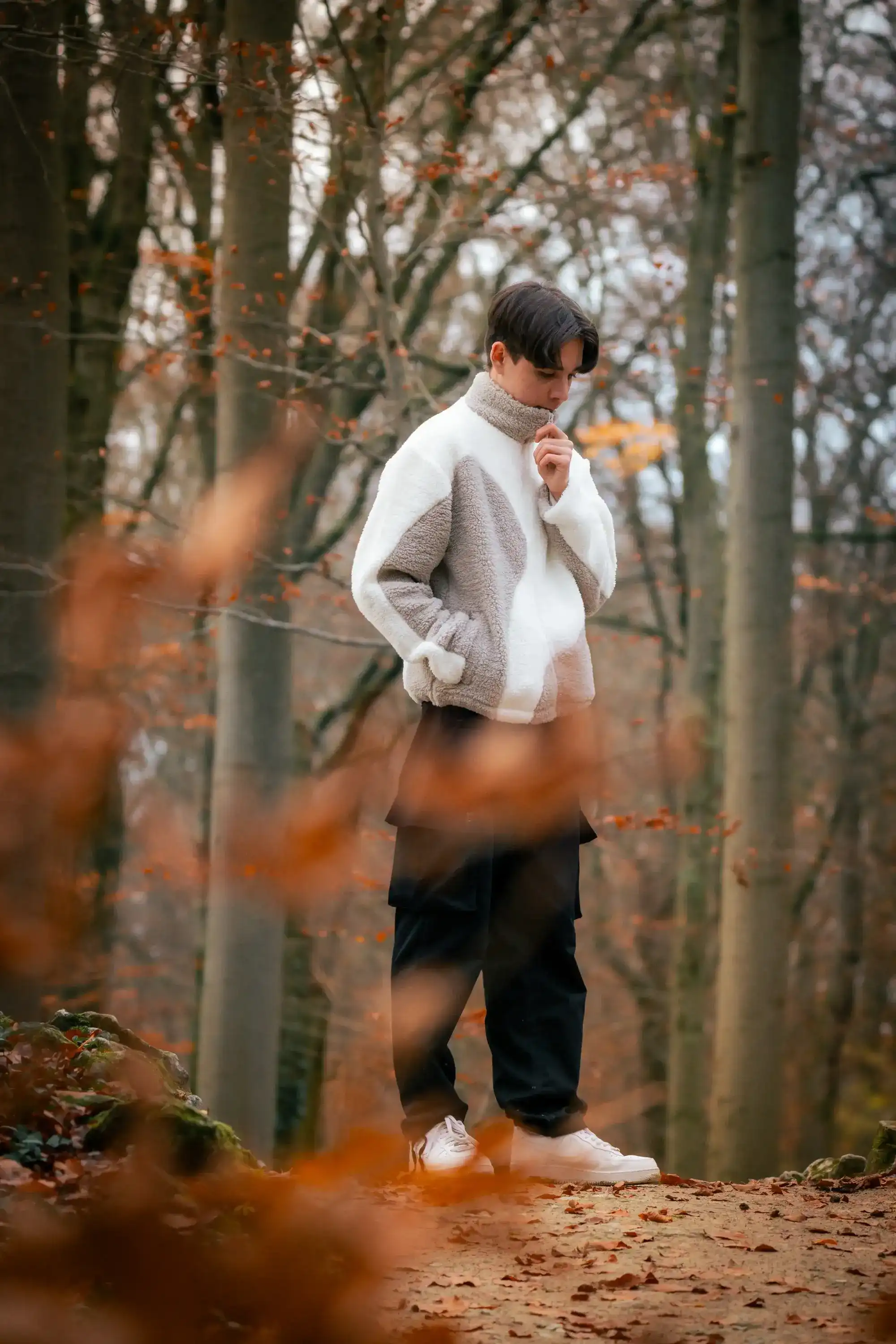 Mann im Herbst von vorne