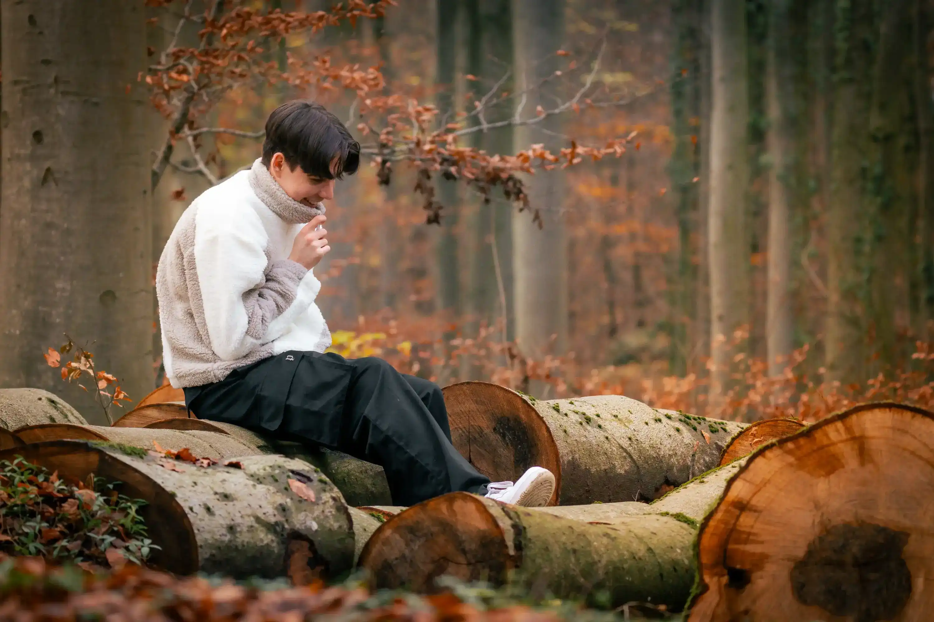 Mann im Herbst von der Seite