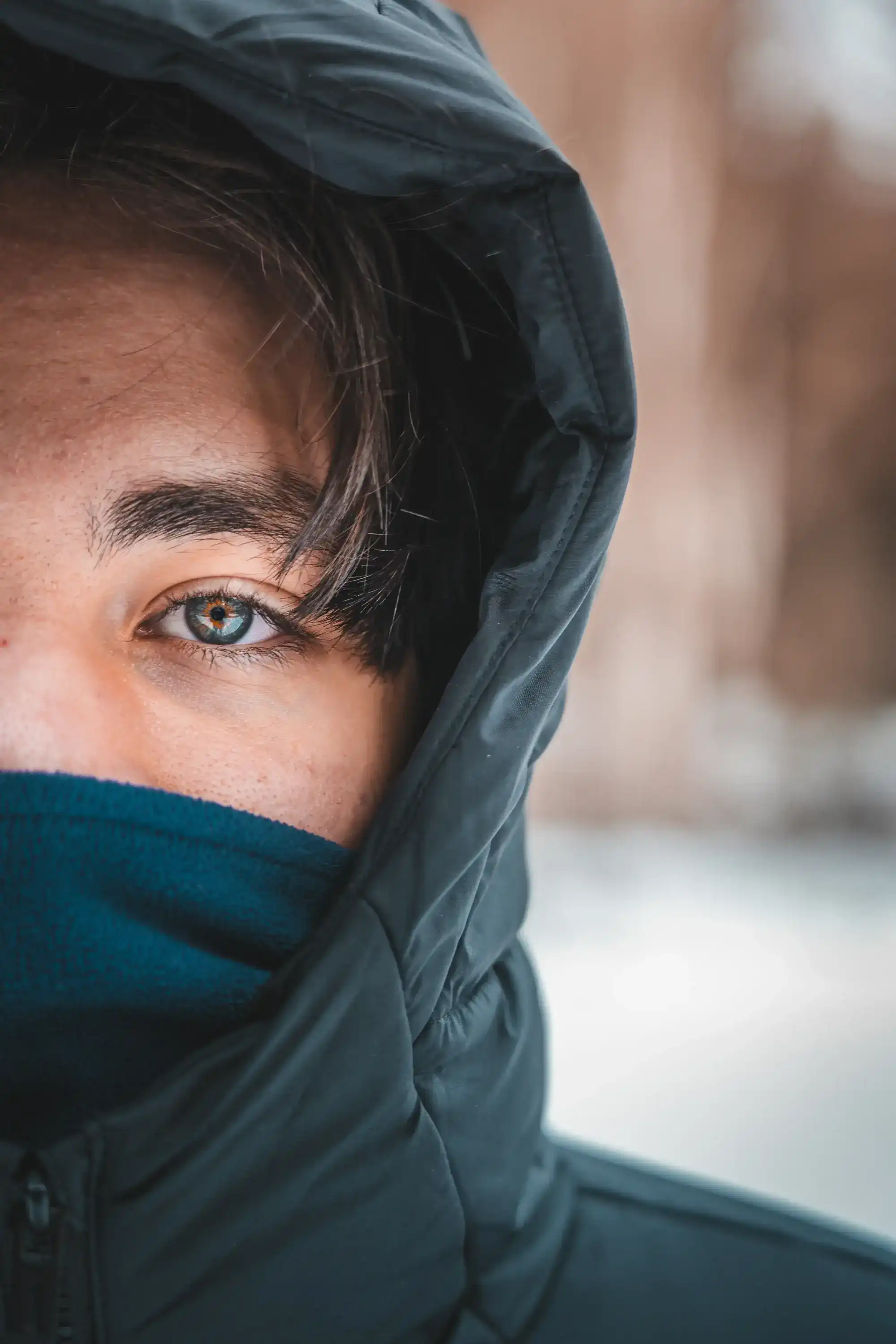 Mann mit Winterjacke Nahaufnahme